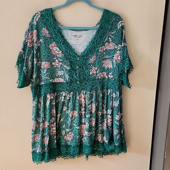 Georgeous Torrid top size 3 - Picture 1 of 5